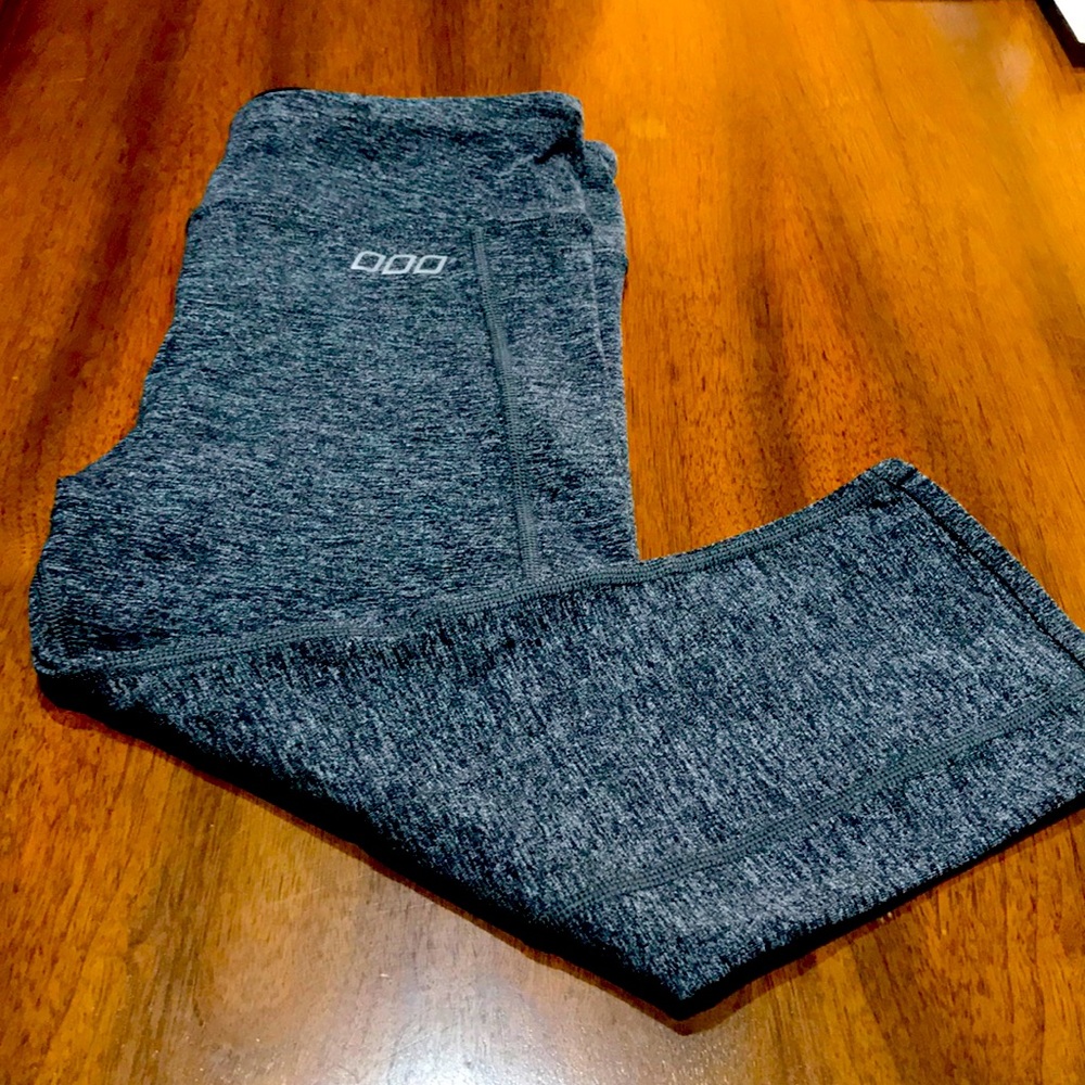 Lorna Jane dark grey workout capri tights.  Size Sm. Excellent used condition.